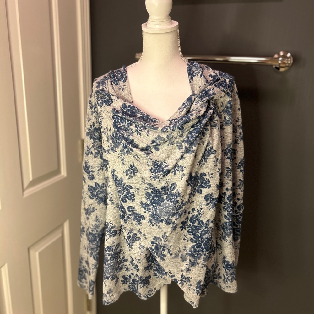 👩🏽‍🍼BEST NURSING SWEATER EVER. Size M Jessica Simpson. Multiple ways to wear. - Picture 8 of 15